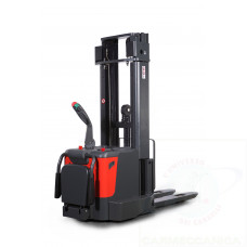 Self propelled stacker 